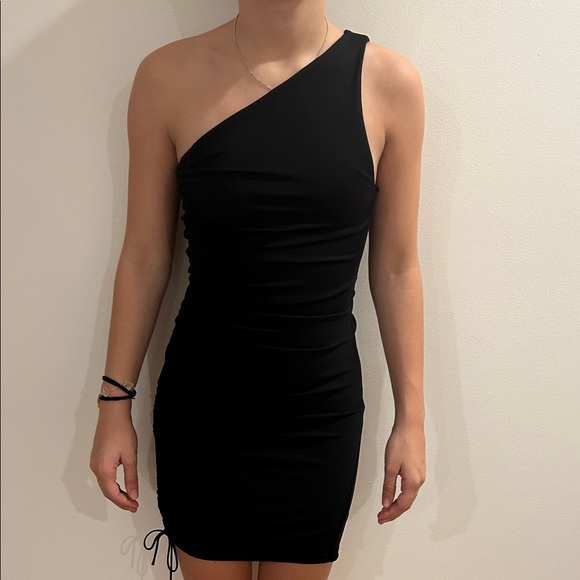 Alice + Olivia Dresses & Skirts - Elegant Black One-Shoulder Dress